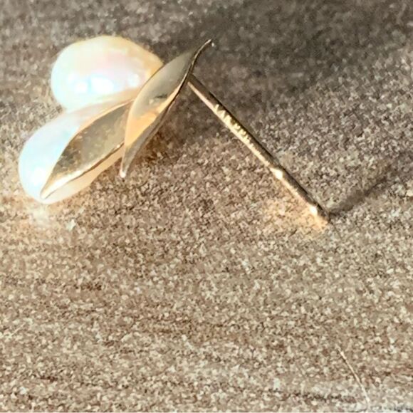 14K Yellow Gold Baroque Pearl Stud Earrings Fruit Motif Leaf Cluster 0.7g (FLAW) - Picture 10 of 16